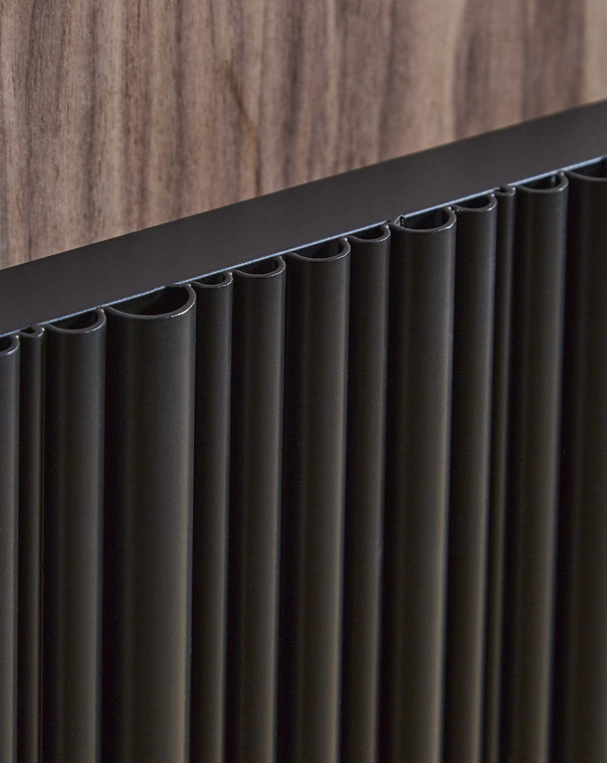 Quara Black Horizontal Aluminium Radiator – Single Panel – 575x959mm